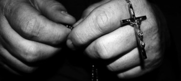 hands-with-rosary-beads-565x252.jpg