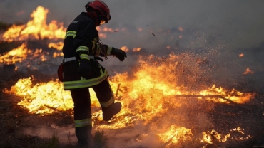 2026-07-25T193334Z-906222137-RC27LMA22HGT-RTRMADP-3-EUROPE-WEATHER-FRANCE-WILDFIRE.jpg