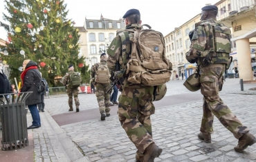 les-militaires-patrouillent-autour-du-marche-de-noel-d-epinal-dans-le-cadre-de-l-operation-sentinelle-photo-d-archives-jerome-humbrecht-1544642368.jpg