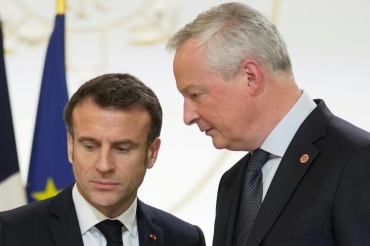 Le-president-Emmanuel-Macron-G-ecoute-son-ministre-des-Finances-Bruno-Le-Maire-D-a-l-Elysee-Paris-le-mars-2023-1829113.jpg