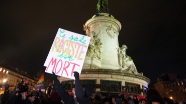 manifestation-a-paris-apres-la-mort-de-le-pen-d69572-1@1x.jpeg