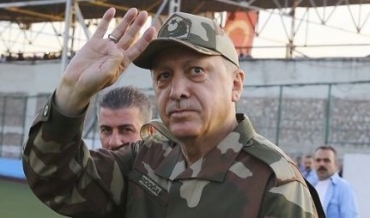 erdogan en tenue militaire.jpg